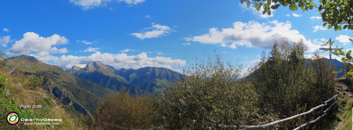 42 Vista panoramica verso Menna-Arera-Grem-Alben con croce Monte Castello.jpg